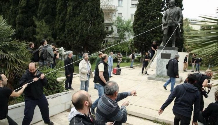 Άγριο «κράξιμο» στους αριστερούς που πήγαν να ρίξουν το άγαλμα του Τρούμαν! [Εικόνες]